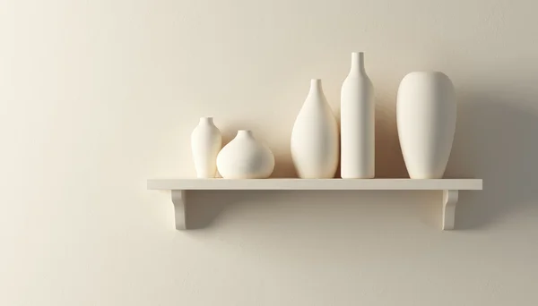 Керамические вазы на полке — стоковое фото