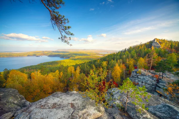 有高山和湖泊的秋天风景 — 图库照片
