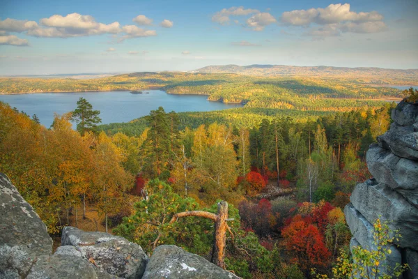 Jesienny Krajobraz Górami Jeziorem — Zdjęcie stockowe