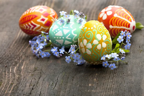 Uova di Pasqua e fiori — Foto Stock