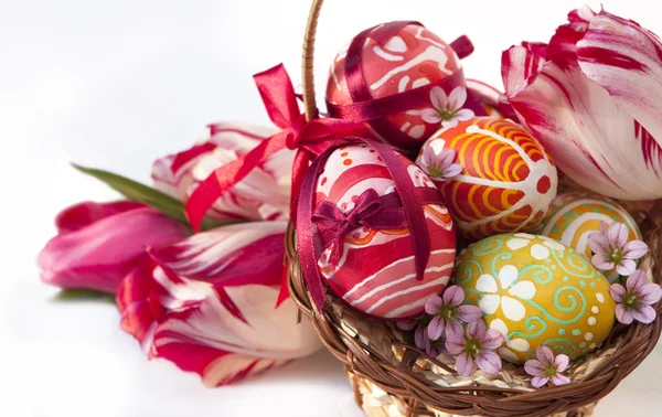 Πασχαλινά αυγά και λουλούδια — Φωτογραφία Αρχείου
