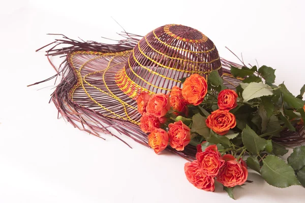 Rosas e chapéu laranja — Fotografia de Stock