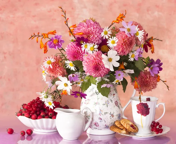 Bukett av blommor höst i en vas — Stockfoto