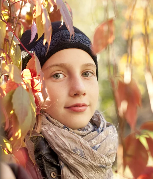 Осенний портрет девочки-подростка — стоковое фото