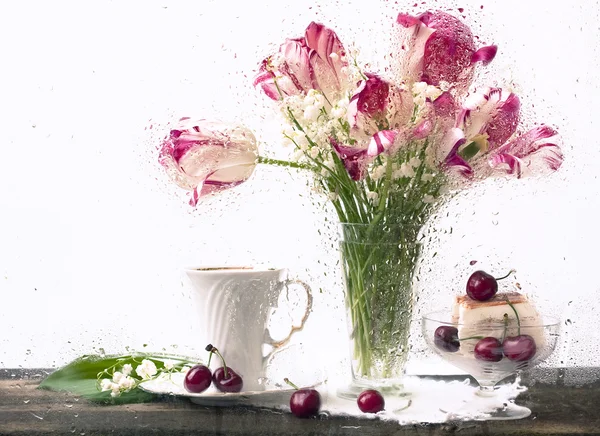 Чашка чая и мороженого, лилия долины — стоковое фото
