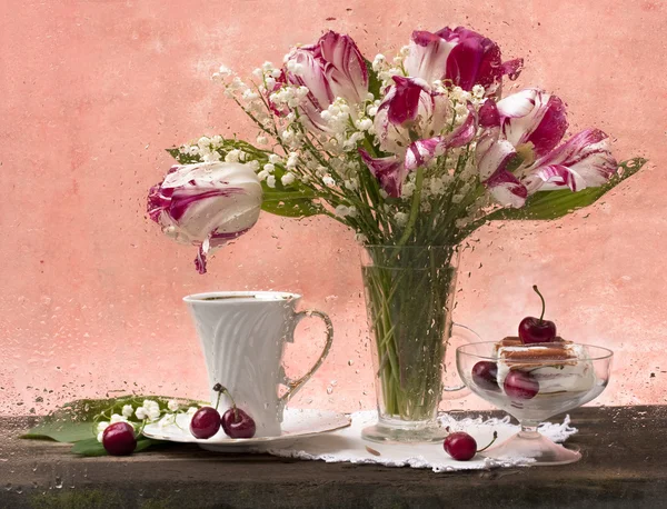Fincan çay ve dondurma, lily vadi — Stok fotoğraf