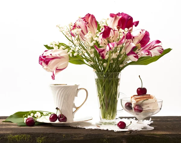 Kopp te och glass, liljekonvalj — Stockfoto