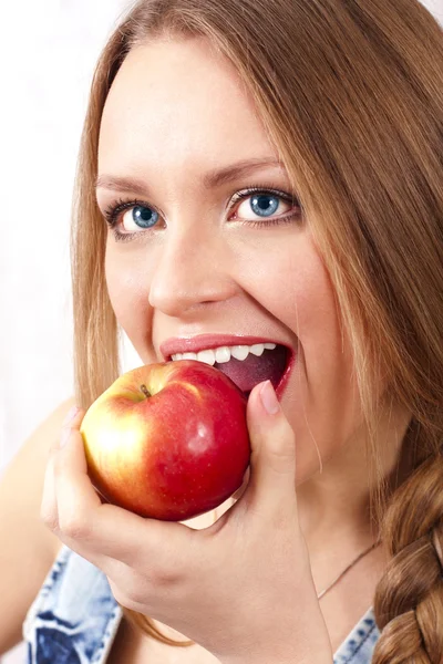 stock image Young woman eating an apple