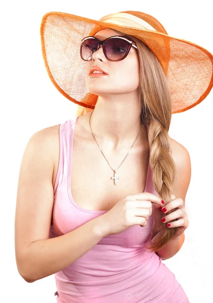 Porträtt flicka i hatt tittar genom solglasögon — Stockfoto