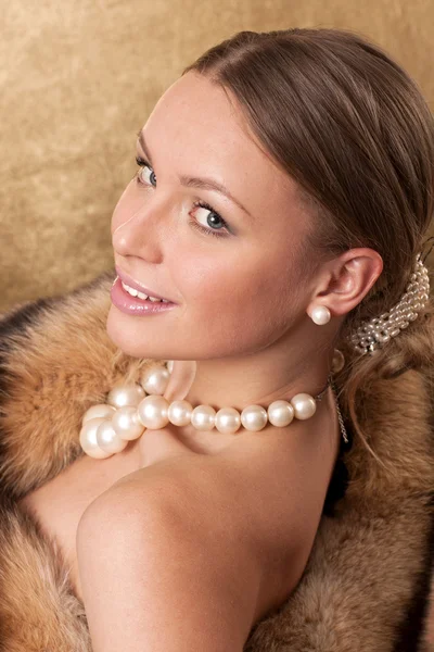 Een mooie vrouw dragen een bontjas nerts — Stockfoto