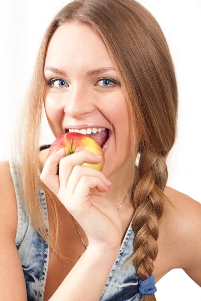 Young woman eating an apple — Stock Photo, Image
