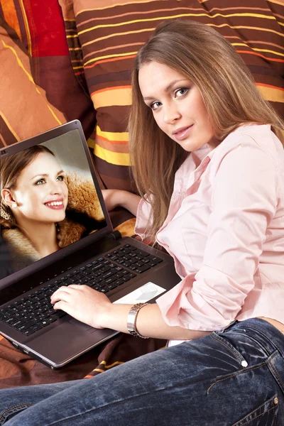 Meisje en een computer thuis — Stockfoto