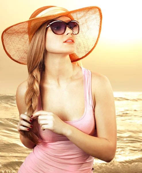 Πορτρέτο κορίτσι στο καπέλο κοιτάζοντας μέσα από γυαλιά ηλίου — Φωτογραφία Αρχείου