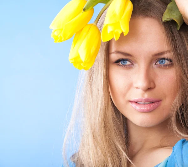 Jong meisje bedrijf bloem in haar handen — Stockfoto