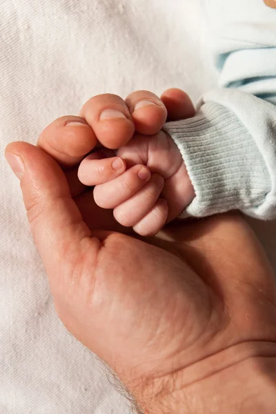 아버지의 손바닥에 추구 하는 아기의 손 스톡 사진