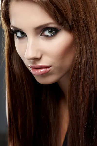 젊은 갈색 머리 여자 아름다움 초상화 스튜디오 촬영 — 스톡 사진