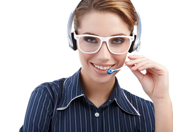 Kundenvertreter mit Headset lächelt während eines Telefonats — Stockfoto