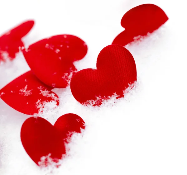 Κόκκινες Καρδιές Στο Χιόνι — Φωτογραφία Αρχείου