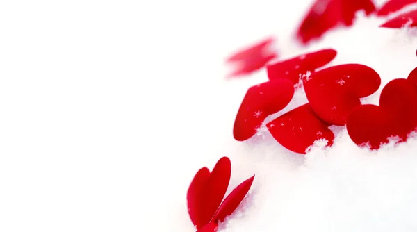 Красные сердца на снегу — стоковое фото