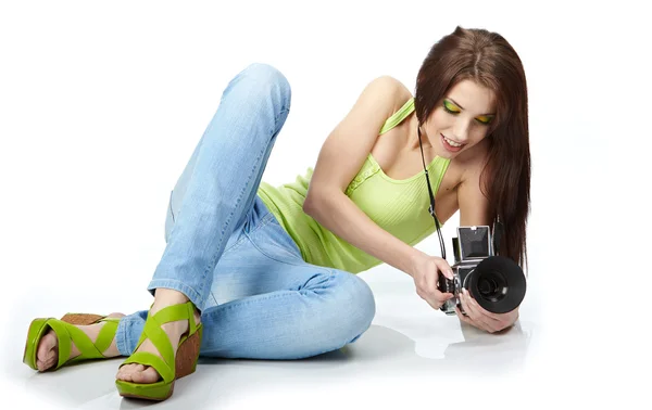 Krásná mladá žena s kamerou. — Stock fotografie