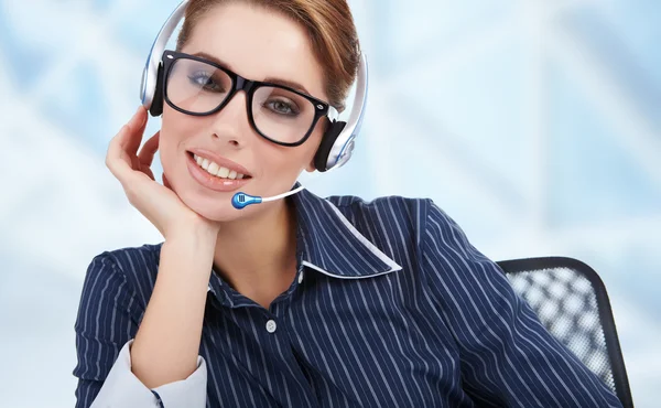 Support telefon operatör i headsetet på arbetsplatsen — Stockfoto