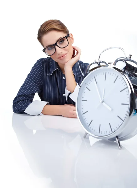 Imagem de mulher segurando grande relógio sobre branco — Fotografia de Stock