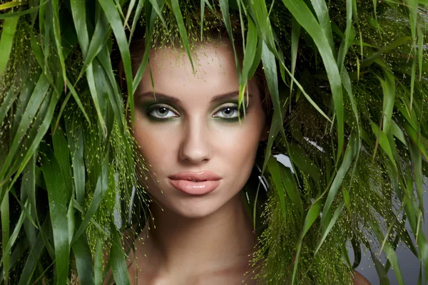 生态绿色的女人概念 — 图库照片