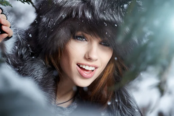 Piękna Młoda Kobieta Zimowym Lesie — Zdjęcie stockowe
