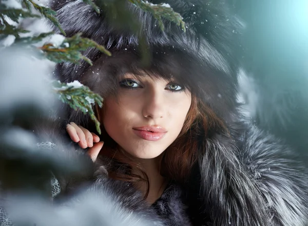 Beautiful young woman in winter forest — Stock Photo, Image