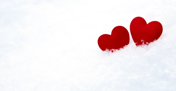 Κόκκινες καρδιές στο χιόνι — Φωτογραφία Αρχείου