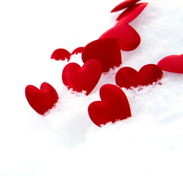 Rode harten op sneeuw — Stockfoto