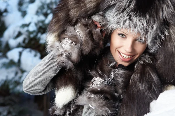 豪華な毛皮の頭布カメラ目線で美しい女性のイメージ — ストック写真