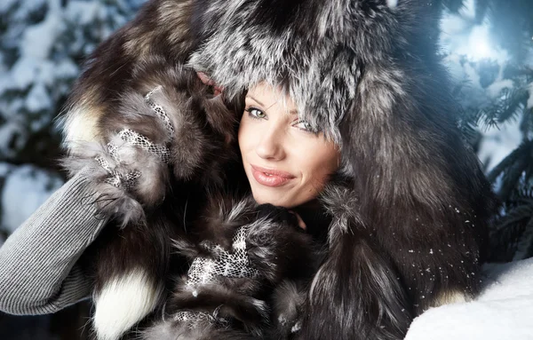 Immagine di bella femmina in lussuoso panno capo di pelliccia guardando — Foto Stock