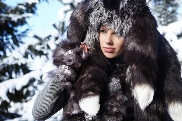 在白雪皑皑的冬季户外的美丽和性感的女人 — 图库照片