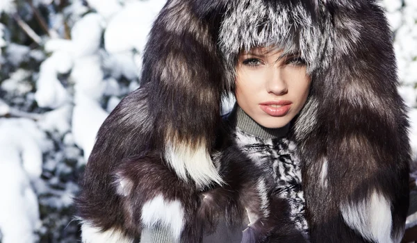 Vacker Och Sexig Kvinna Snörik Vinter Utomhus — Stockfoto