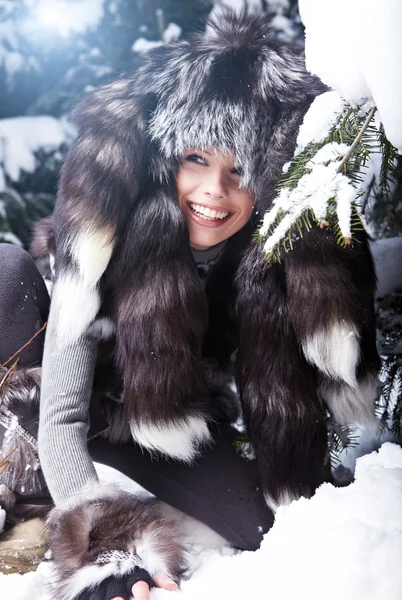Piękna Kobieta Zimowej Scenerii — Zdjęcie stockowe