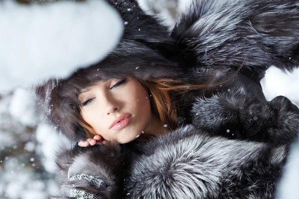 Karlı Kış Açık Havada Güzel Seksi Kadın — Stok fotoğraf