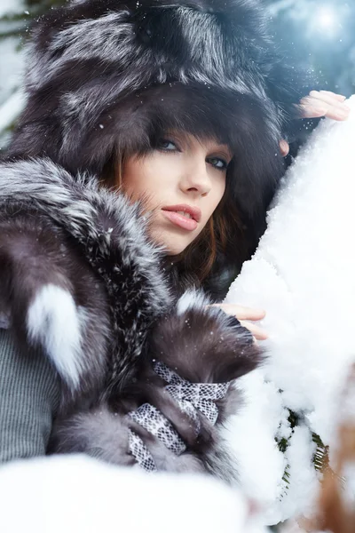 Vrouw in winterpark — Stockfoto