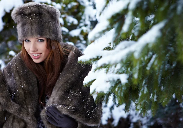 冬季公园里的女人 — 图库照片