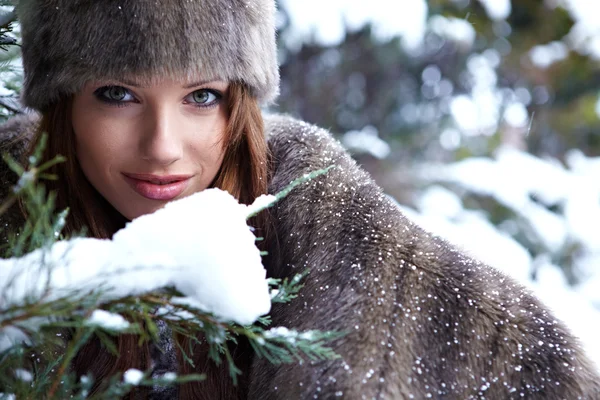 Kobieta w zimowym parku — Zdjęcie stockowe