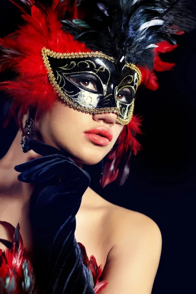 Красивая женщина в маске — стоковое фото