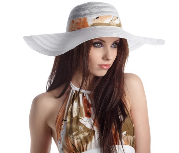 화이트 밀 짚 여름 모자에 있는 아름 다운 여자 — 스톡 사진