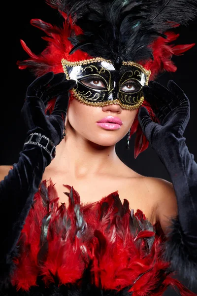 Jovem mulher sexy em festa violeta meia máscara. pode ser usado para fashi — Fotografia de Stock