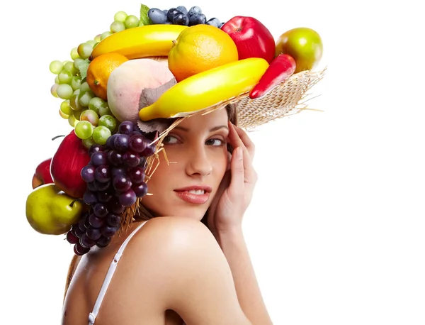 Знімок красивої молодої жінки з фруктовим головним убором. Їжа приховування — стокове фото