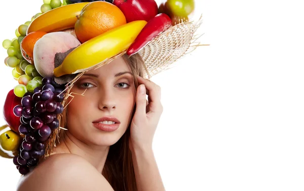 Foto de una hermosa mujer joven con los frutos de la cabeza. Contenedor alimenticio — Foto de Stock