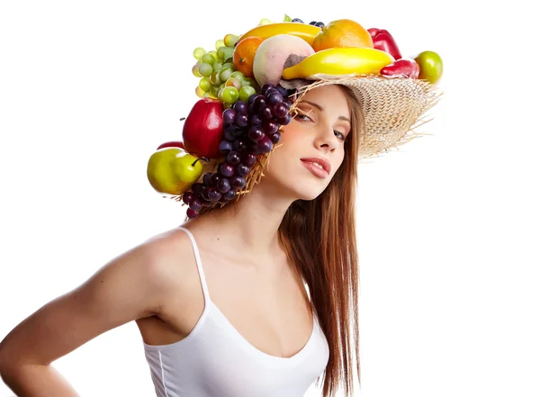 フルーツの帽子と美しい若い女性のショット。食品協奏曲 — ストック写真