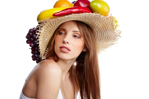 フルーツの帽子と美しい若い女性のショット。食品協奏曲 — ストック写真