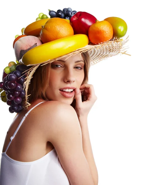 拍摄的一个美丽的年轻女人，与水果的头饰。食品专场 — 图库照片
