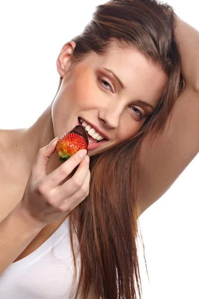 Vacker kvinna med jordgubbe — Stockfoto