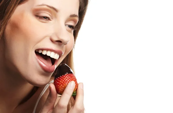 Hermosa Chica Comiendo Una Fresa Roja Fresca Con Salsa Chocolate —  Fotos de Stock